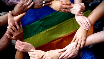 Verschiedenfarbige Hände berühren sich